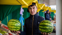 На улицах Новосибирска начали торговать гигантскими ягодами