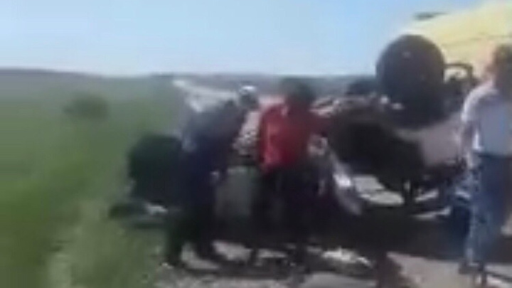 Столкнулись SKODA и ВАЗ-2109: момент, как люди выбираются из разбитого автомобиля, попал на видео