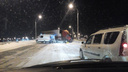 На выезде из Новосибирска развернуло фуру: пути на Северный объезд по Краснояровскому шоссе нет