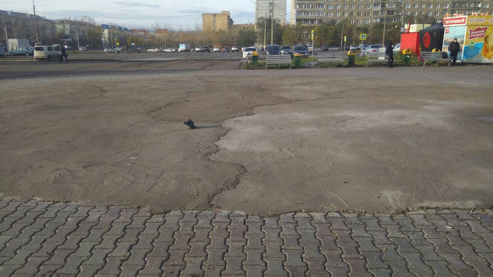 Площадь перед ТЦ «Красноярье» осталась в зиму с бетонной заплаткой вместо благоустройства