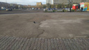 Площадь перед ТЦ «Красноярье» осталась в зиму с бетонной заплаткой вместо благоустройства