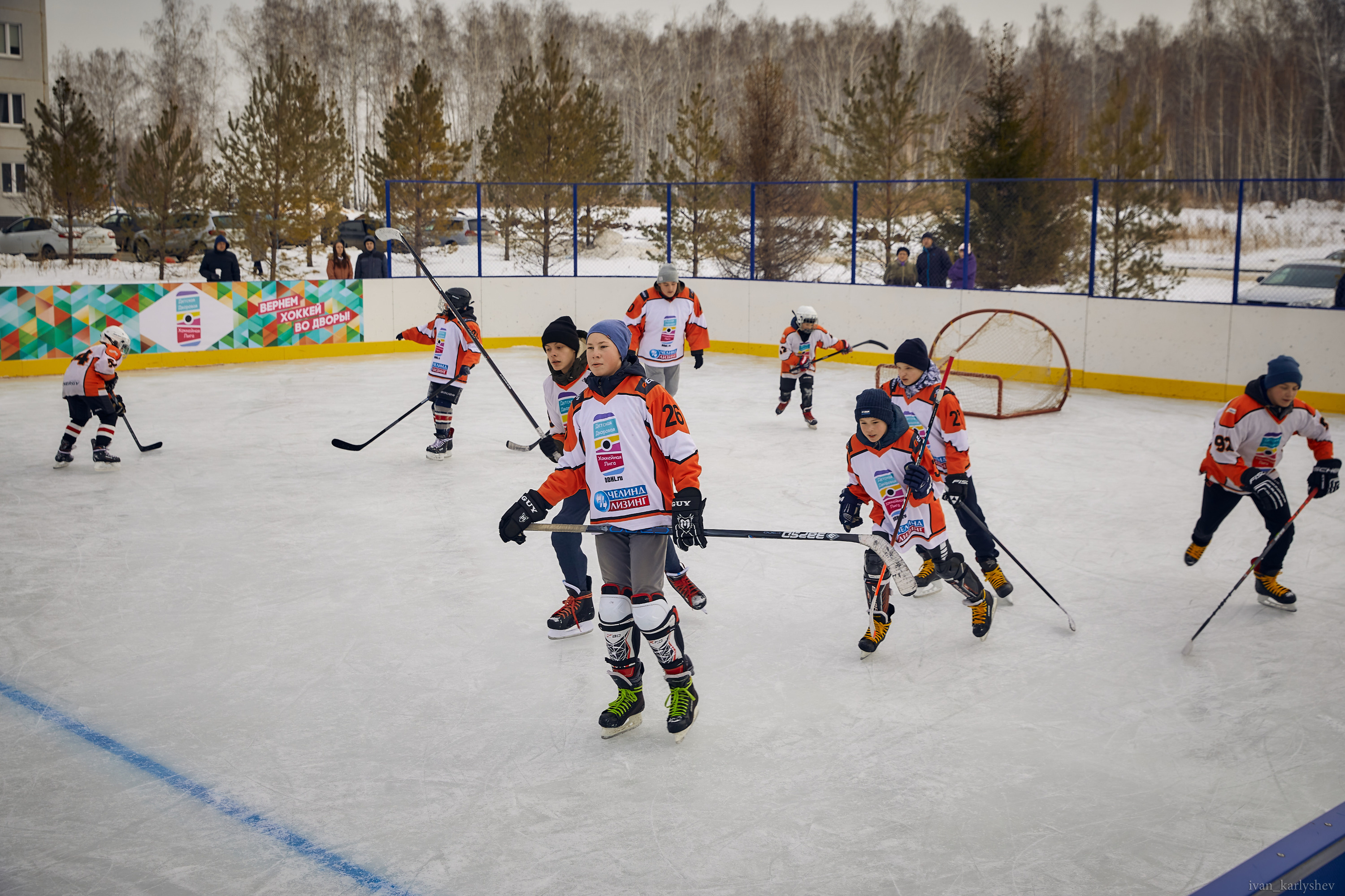 Красивая и профессиональная игра — заслуга тренера детской дворовой хоккейной лиги и юных игроков, которые упорно тренируются с начала зимы
