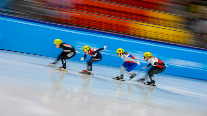 Лёд и скорость: подборка снимков с соревнований по шорт-треку