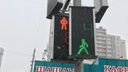 На перекрёстке в центре Новосибирска появился светофор, который горит зелёным и красным сразу