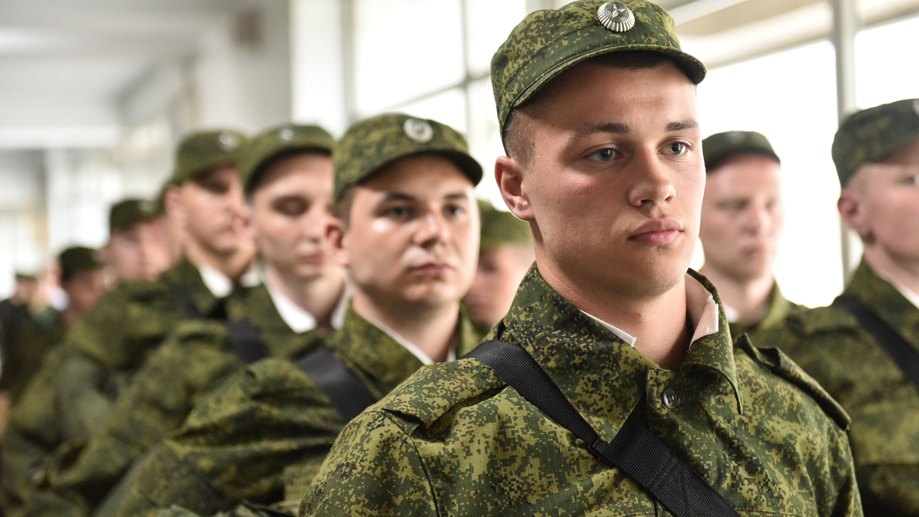 Ах, мальчик, красавчик: 15 уральских парней отправили охранять Московский Кремль