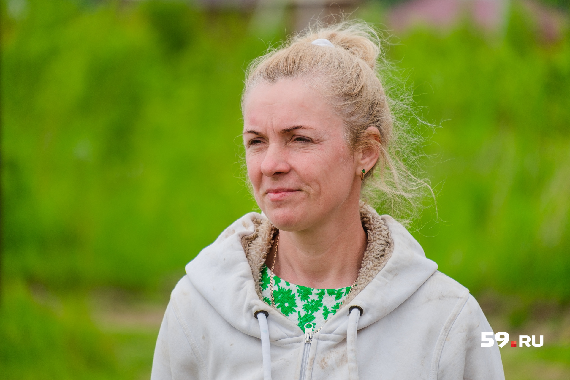 Ирина помогает мужу на стройке Ирина помогает мужу на стройке