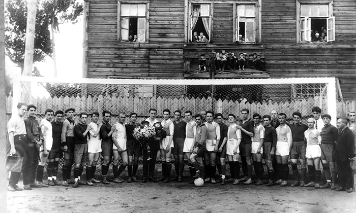 Команда КЖ «Спартак» перед игрой с рабочими-футболистами из Уругвая. 1928 г.