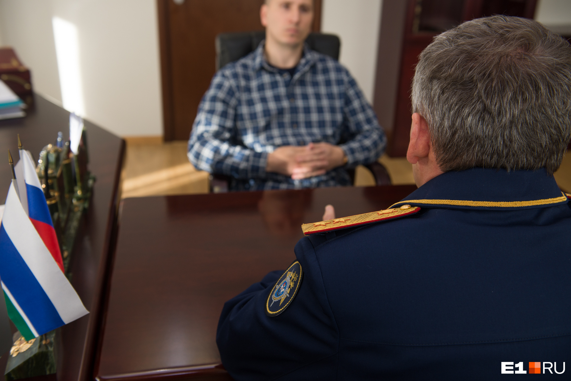 По словам генерал-лейтенанта, следователям приходится не только выстраивать версии и допрашивать людей, но и заниматься бумажной работой По словам генерал-лейтенанта, следователям приходится не только выстраивать версии и допрашивать людей, но и заниматься бумажной работой