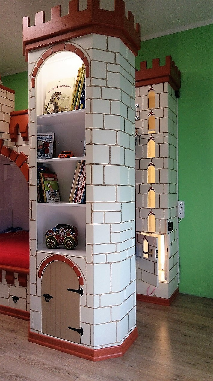 В замке есть и место для хранения игрушек, а лифт находится в самой дальней башне — он сделан с подсветкой 