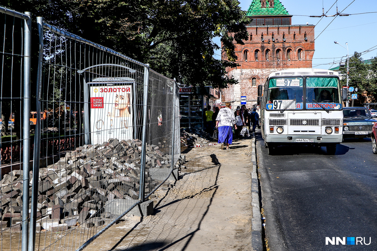 Дорожка проходит рядом с дорогой Дорожка проходит рядом с дорогой