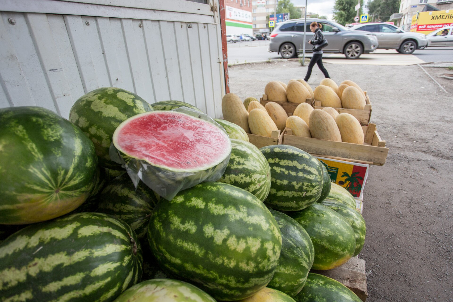 Ягоды из Оренбурга, по словам продавцов, в Челябинск начали завозить всего неделю назад Ягоды из Оренбурга, по словам продавцов, в Челябинск начали завозить всего неделю назад