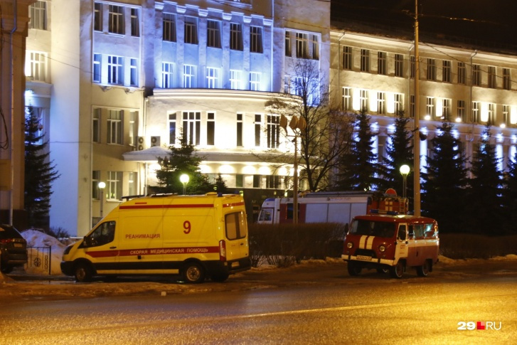 12 февраля около 22:30 <a href="https://29.ru/text/incidents/66492850/" target="_blank" class="_">прохожие заметили</a> машины экстренных служб возле областного правительства. В январе из-за ложных сообщений о минировании <a href="https://29.ru/text/incidents/66434836/" target="_blank" class="_">эвакуировали поезд</a>, а в декабре — сразу <a href="https://29.ru/text/politics/66423049/" target="_blank" class="_">восемь объектов</a> в Архангельске 12 февраля около 22:30 <a href="https://29.ru/text/incidents/66492850/" target="_blank" class="_">прохожие заметили</a> машины экстренных служб возле областного правительства. В январе из-за ложных сообщений о минировании <a href="https://29.ru/text/incidents/66434836/" target="_blank" class="_">эвакуировали поезд</a>, а в декабре — сразу <a href="https://29.ru/text/politics/66423049/" target="_blank" class="_">восемь объектов</a> в Архангельске