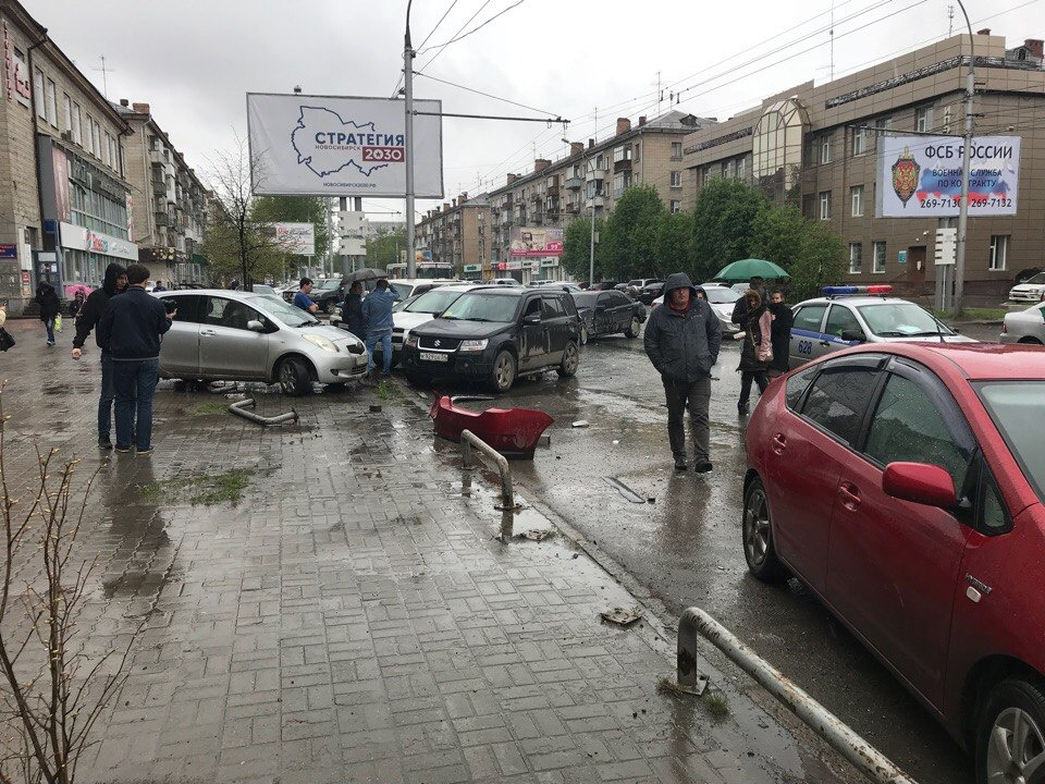 Очевидец насчитал на месте происшествия 7 повреждённых автомобилей Очевидец насчитал на месте происшествия 7 повреждённых автомобилей