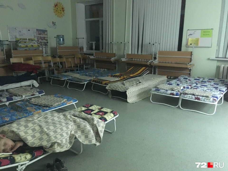 Для эвакуированных подготовили постельное бельё и раскладушки Для эвакуированных подготовили постельное бельё и раскладушки