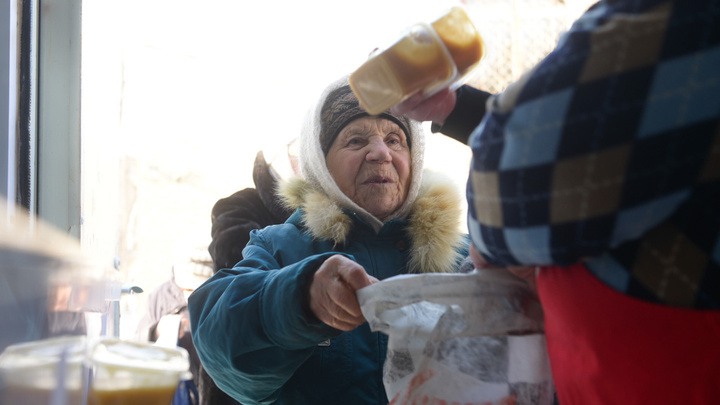 «Несчастная очередь»: истории стариков, которые ежедневно выстраиваются за бесплатным обедом