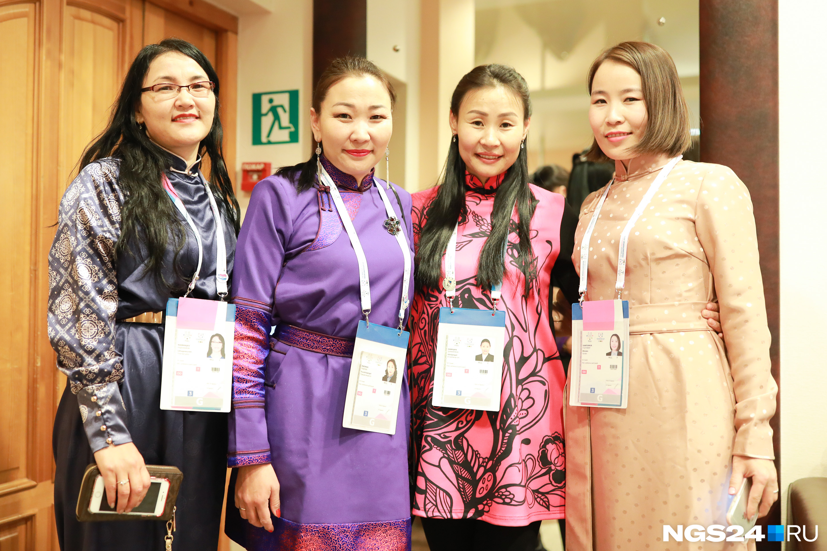 Девушки из Монголии выделяются из толпы своими необычными костюмами