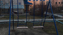 Фото: качели на детской площадке в Новосибирске заковали в цепи и закрыли на замок