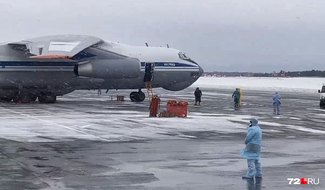 Борт прилетел в Тюмень более часа назад. Пассажиры до сих пор не вышли из самолёта Борт прилетел в Тюмень более часа назад. Пассажиры до сих пор не вышли из самолёта