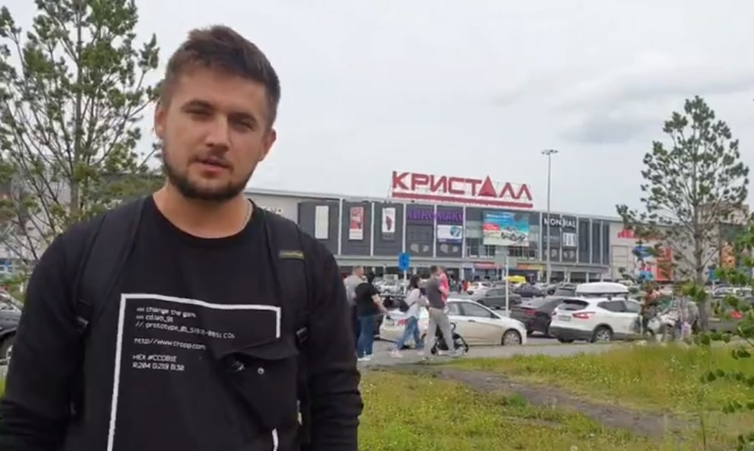 Молодой человек с девушкой закрылся в магазине, чтобы вызвать полицию Молодой человек с девушкой закрылся в магазине, чтобы вызвать полицию