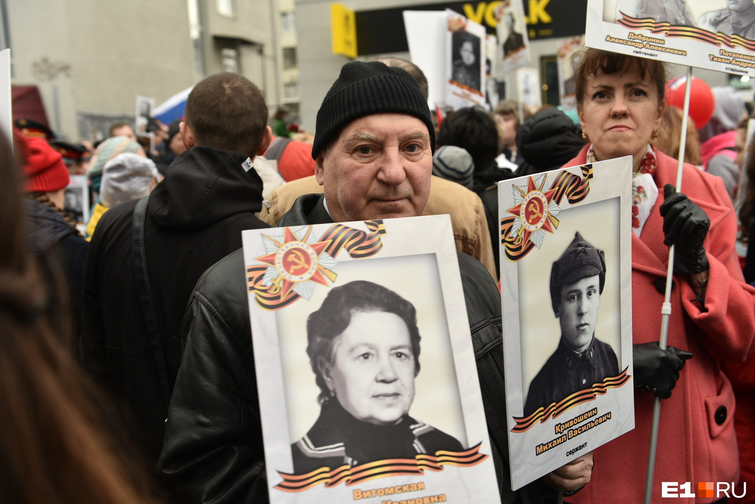 Течет река бессмертного полка по улицам проспектам