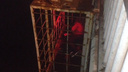В клетке на Октябрьском мосту в Ярославле нашли спящего мужчину