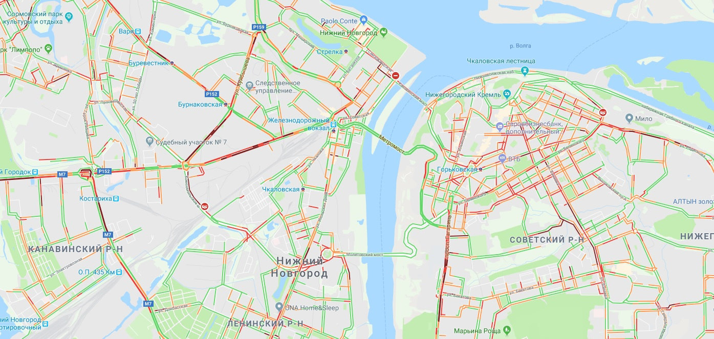 По картам Google видно, что в заторах увязли многие улицы в других районах города