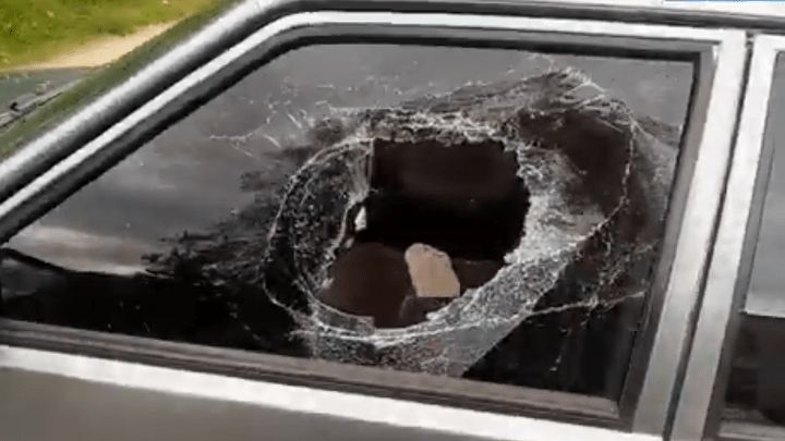 Как в 90-е: в Дзержинске неизвестные на одной улице выбили стёкла девяти машин ради кражи магнитол
