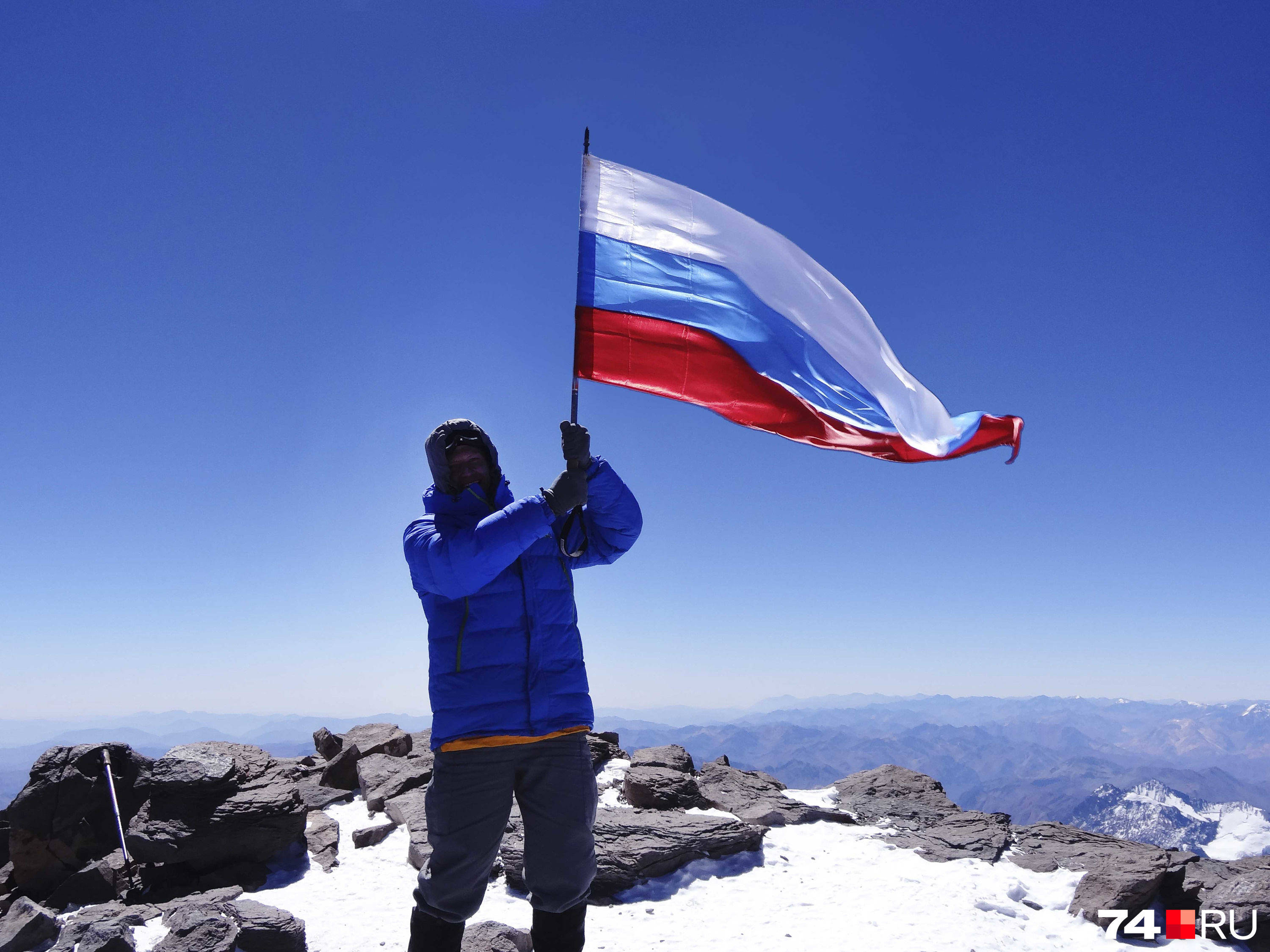 На вершину челябинец поднял и российский флаг