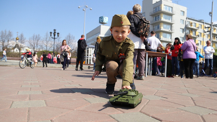 Праздновали под ливнем и градом: подборка ярких фотографий со Дня Победы в Екатеринбурге