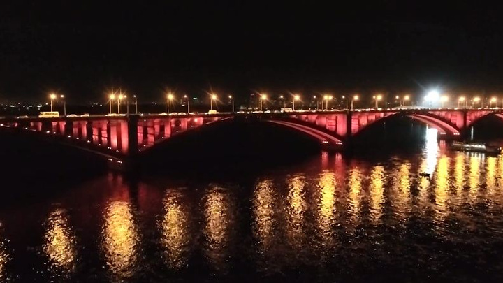 Красноярец снял захватывающее видео новой подсветки Коммунального моста с квадрокоптера