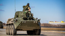 Фоторепортаж: военные выстроили под Новосибирском новейшую технику для 9 Мая