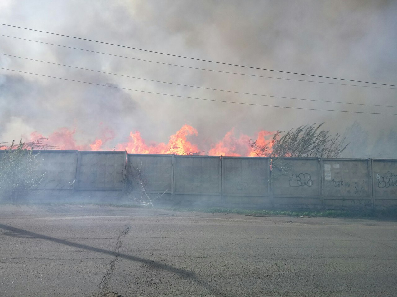 Огонь охватил дома в разных районах Канска