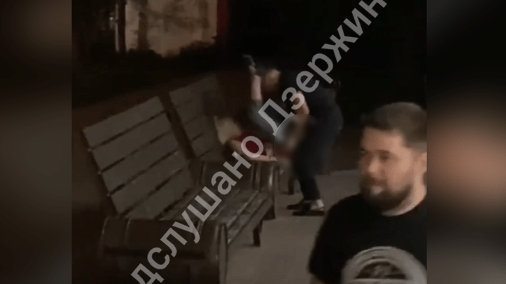 Пару из Дзержинска, занявшуюся сексом на скамейке, ищет полиция