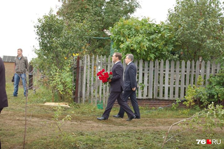 Президент Дмитрий Медведев и губернатор Ярославской области Сергей Вахруков приезжали возложить цветы на месте катастрофы