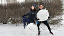 Снегофитнес: 5 упражнений с лопатой и сугробом, которые прокачают тело
