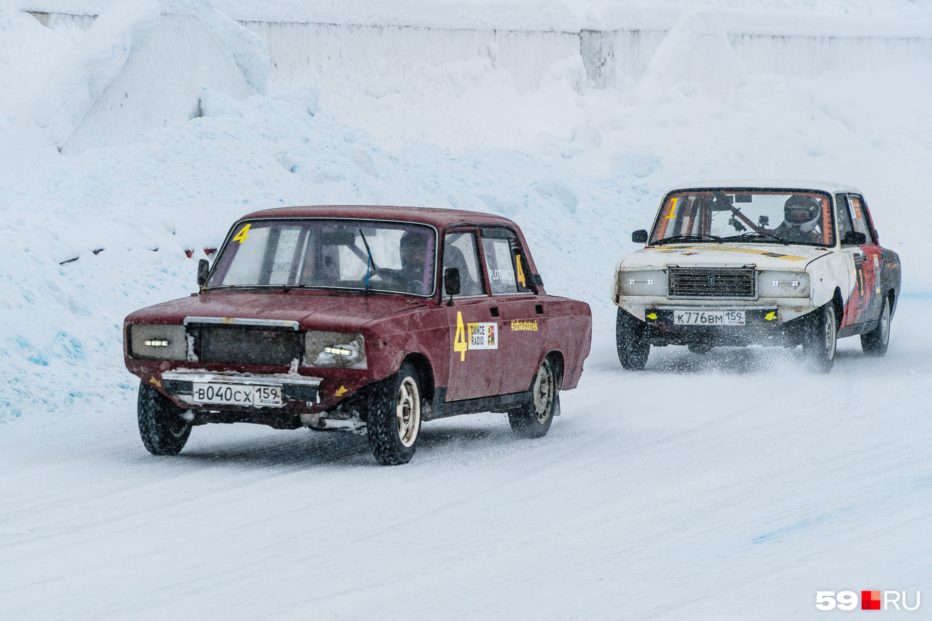 По льду ехать очень непросто, но автомобили справляются 