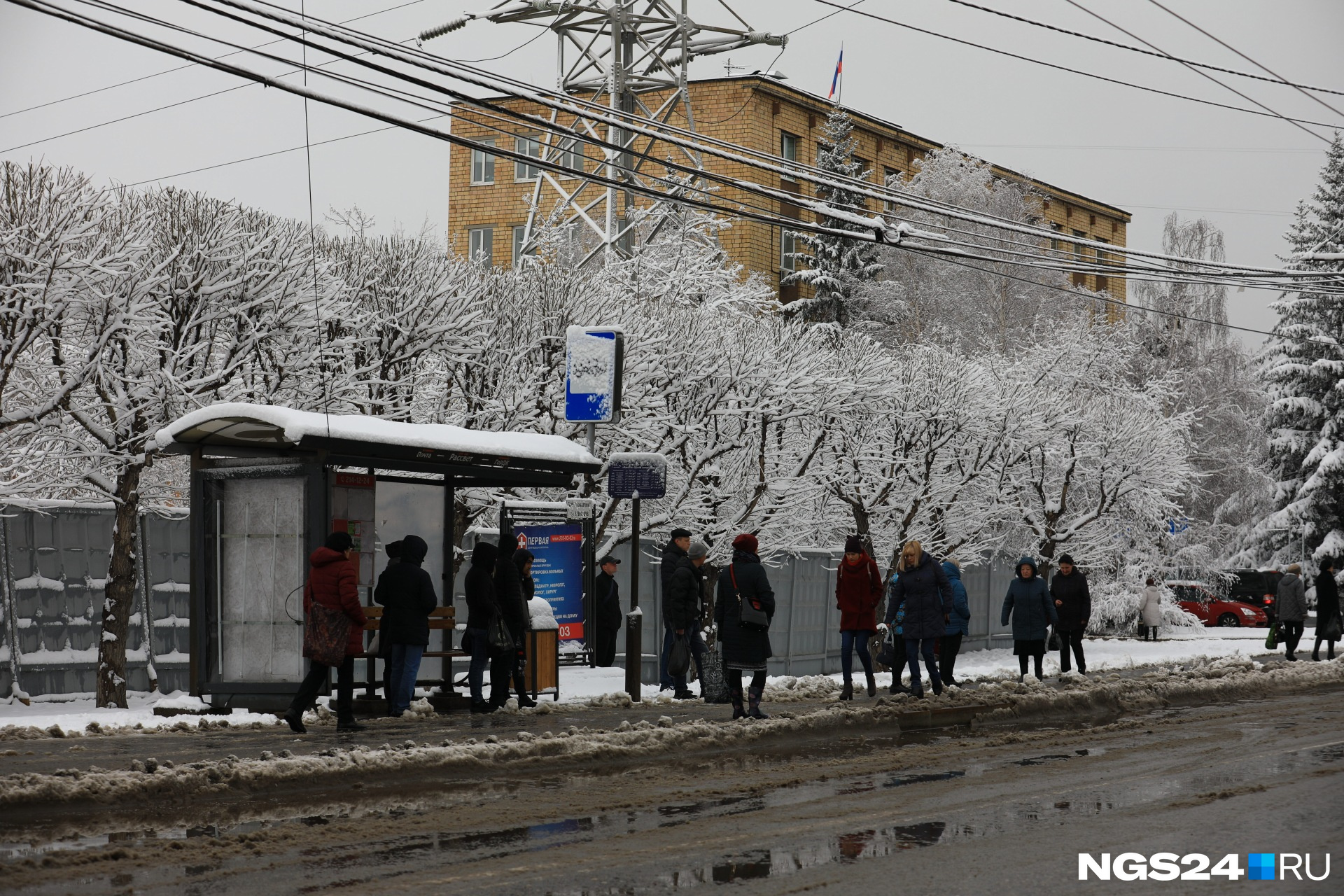 На дорогах осталась грязь после снегопада