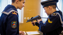 Фоторепортаж: отнятое у террористов оружие дали в руки новосибирским школьникам