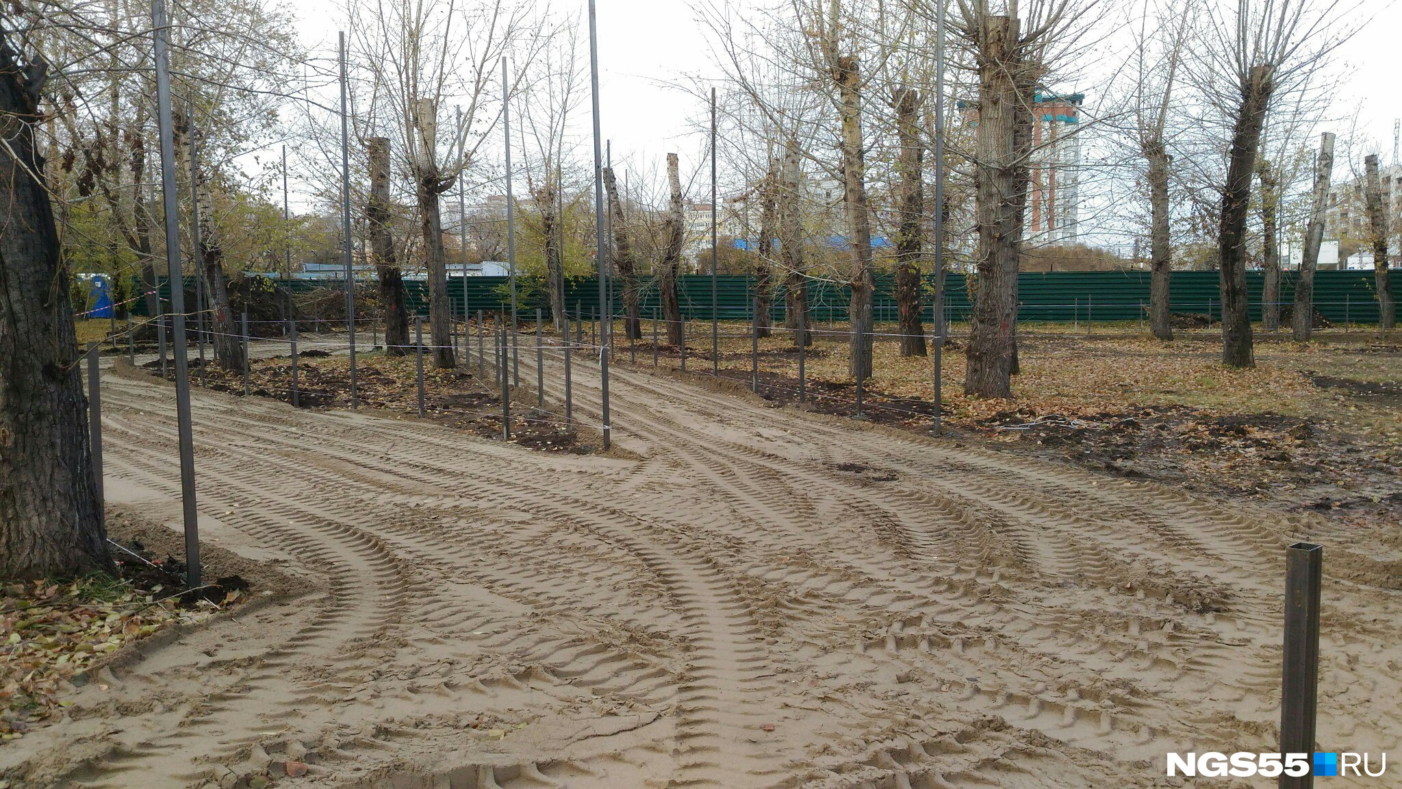 Зону огородили столбиками и засыпали песком Зону огородили столбиками и засыпали песком