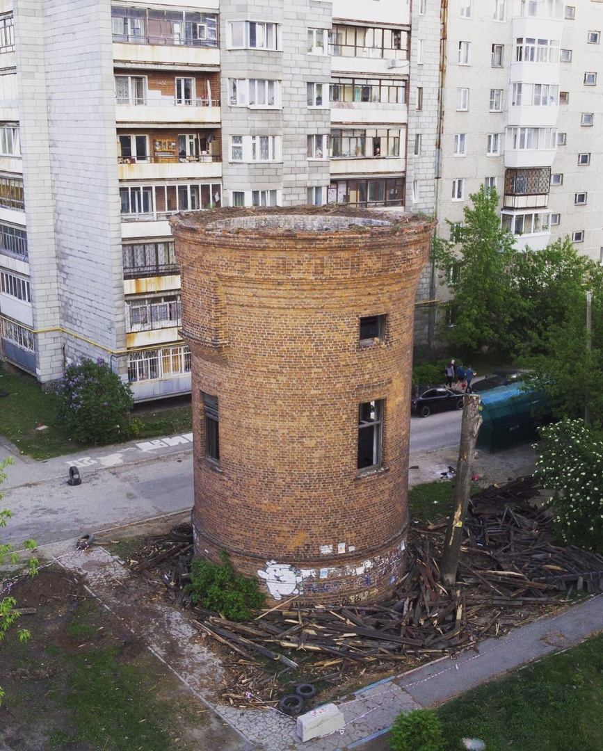 Деревянную часть башни уже снесли Деревянную часть башни уже снесли