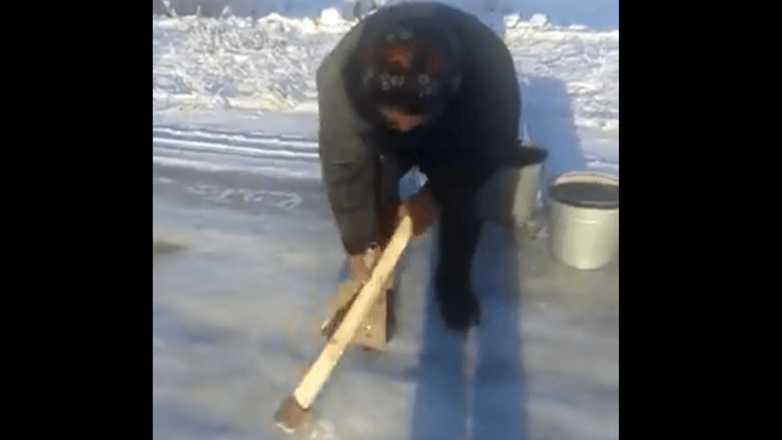 В Башкирии бабушку,  срубающую лед с дороги топором, сняли на видео