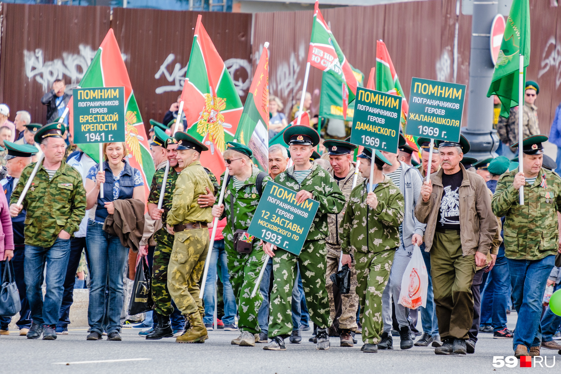 Обратите внимание на плакаты: они напоминают, как много людей погибло на границе Обратите внимание на плакаты: они напоминают, как много людей погибло на границе