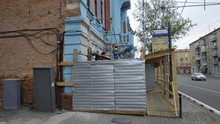 Со здания Главпочтамта на Ленина начали отдирать краску спустя полгода после покраски