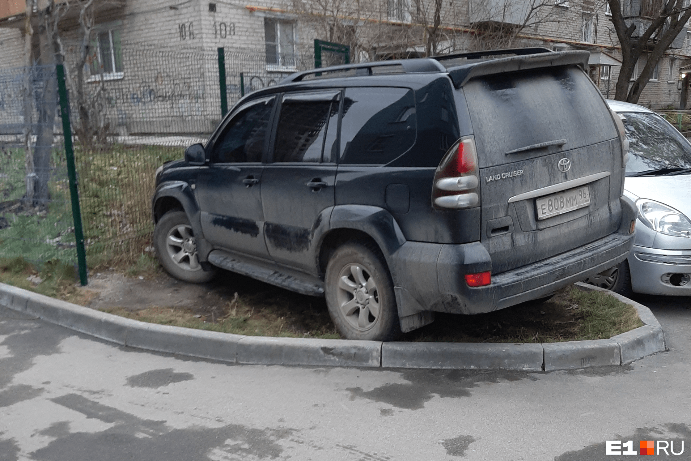 Сгоревший Land Cruiser Уфа. Месть за парковку на тротуаре. Сгоревший Land Cruiser 300 в городе Новокузнецке фото. Почему горят Лэнд коузеры.