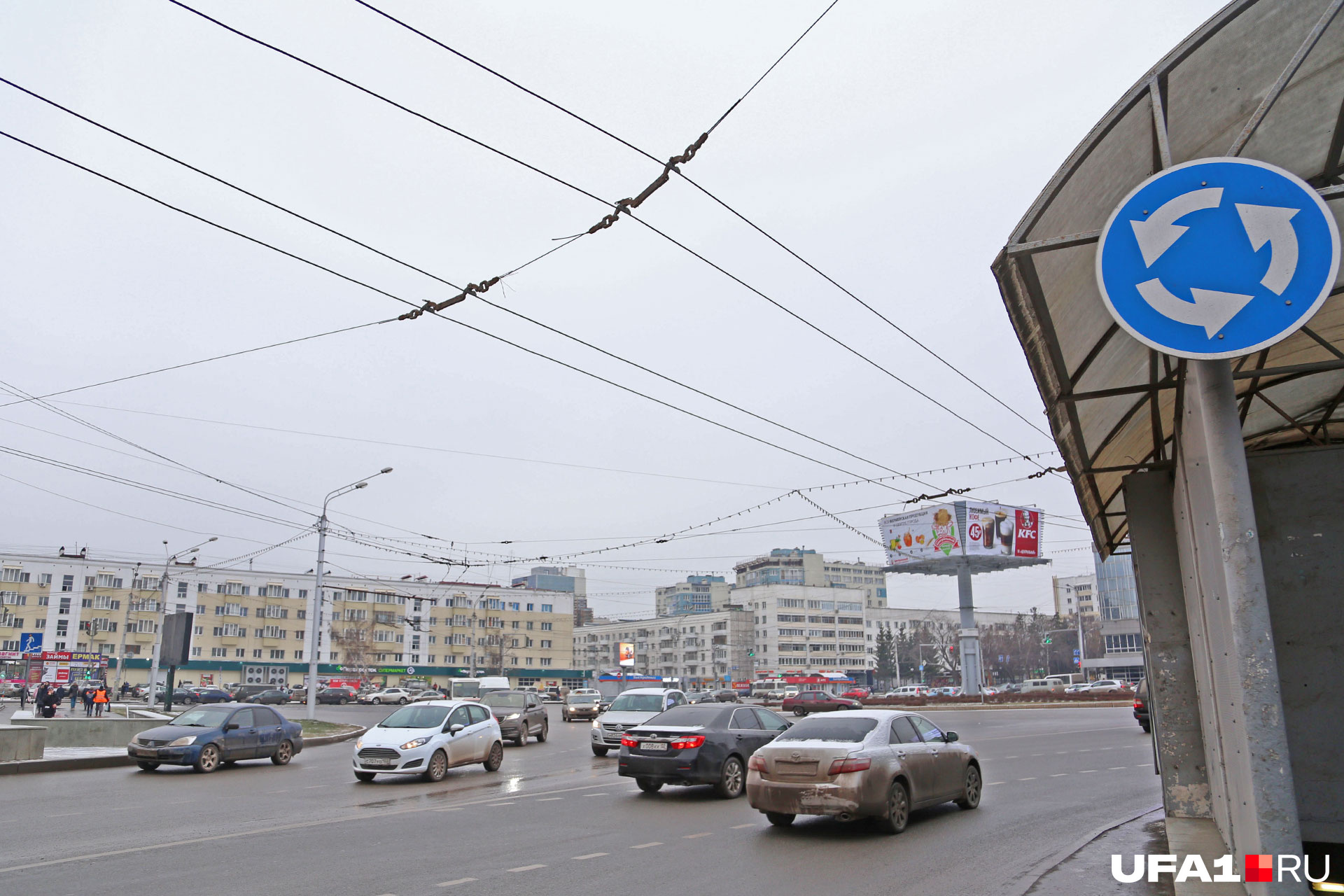 Увидеть этот знак можно, подъехав вплотную, и то если маршрутки не загородят Увидеть этот знак можно, подъехав вплотную, и то если маршрутки не загородят