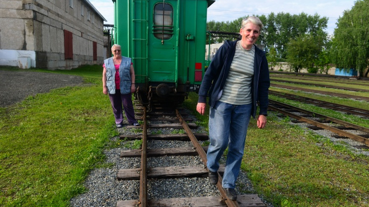 Как две сестры 30 лет возят письма и еду в вымирающие поселки Урала: репортаж из почтового вагона