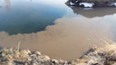 Челябинец снял на видео, как в реку Миасс сливают воду с глиной