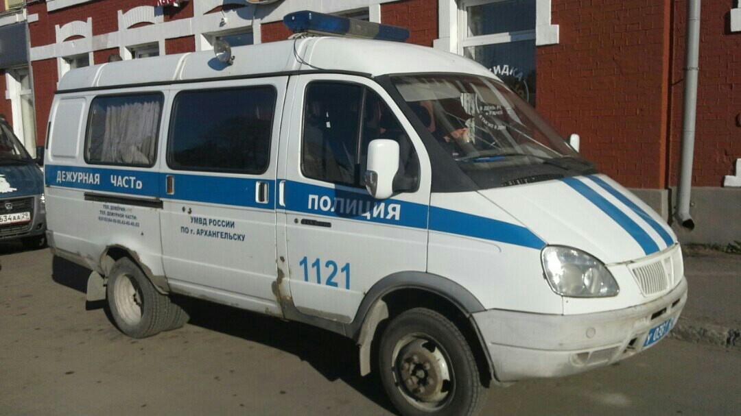 Школьника отвели в полицейскую машину Школьника отвели в полицейскую машину