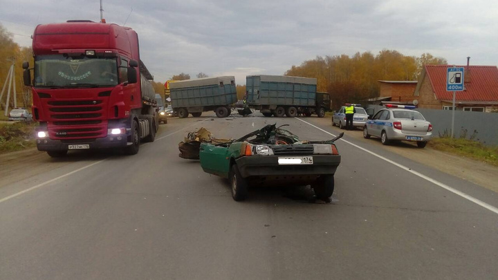 «Залетел под автопоезд»: на трассе под Челябинском образовалась пробка из-за ДТП с фурой