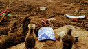 «Раскопали черепки от посуды и кости»: в центре во время благоустройства из земли посыпались находки